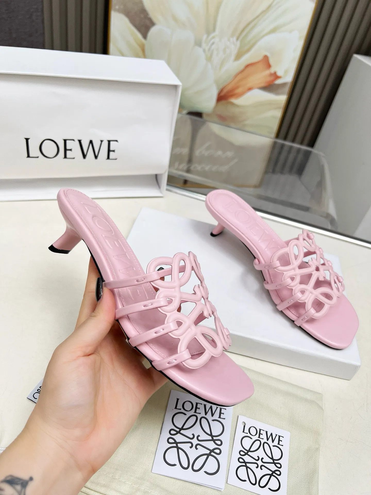 👟👟Ex-factory price 500👟👟 LOEWE 2025 SS summer limited edition hollow slippers, it is a very comprehensive noble fashion brand, highly recommended to all little fairies.   1⃣️Material: Imported cowhide 2⃣️Inner lining: Imported Italian lambskin, super soft and delicate 3⃣️Outsole: Imported Italian original original color genuine leather outsole Heel height 4.5 4⃣️Code number: 35 to 39 (40.41.42.43. Customized)